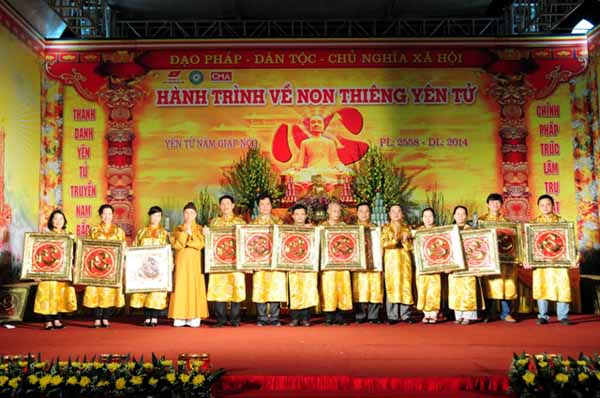 Ceremony honoring the Buddhist business elites coming to Yen Tu
